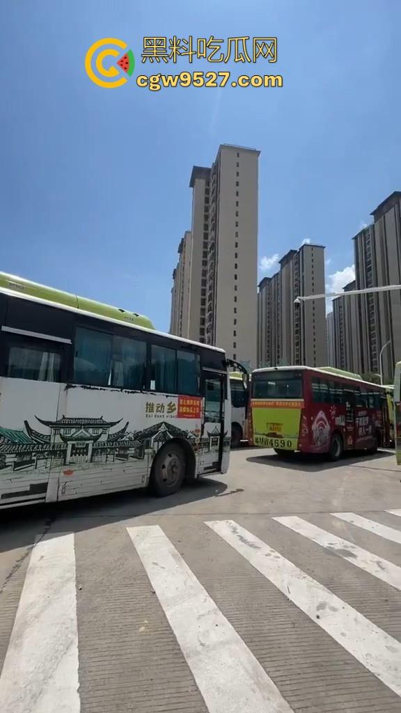 广东兴宁公交车司机集体罢工停运,长期以来免费乘车卡的补贴迟迟未下发,不懂就问这钱到底去谁手里了!-8