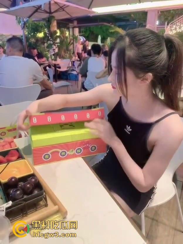 深圳『疯批美人』反差少女曝光 金主爸爸上手直接把骚货调教成母狗 露出游戏花样百出 金主的钱真是花得值!-3