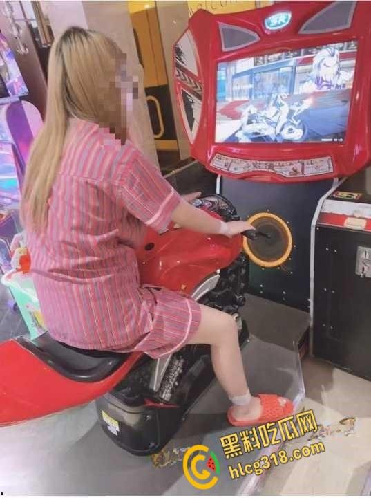 妹妹的第一次给了我之后,带妹妹去寻找刺激感!在洗浴中心跟妹妹做爱玩水晶珠!-1