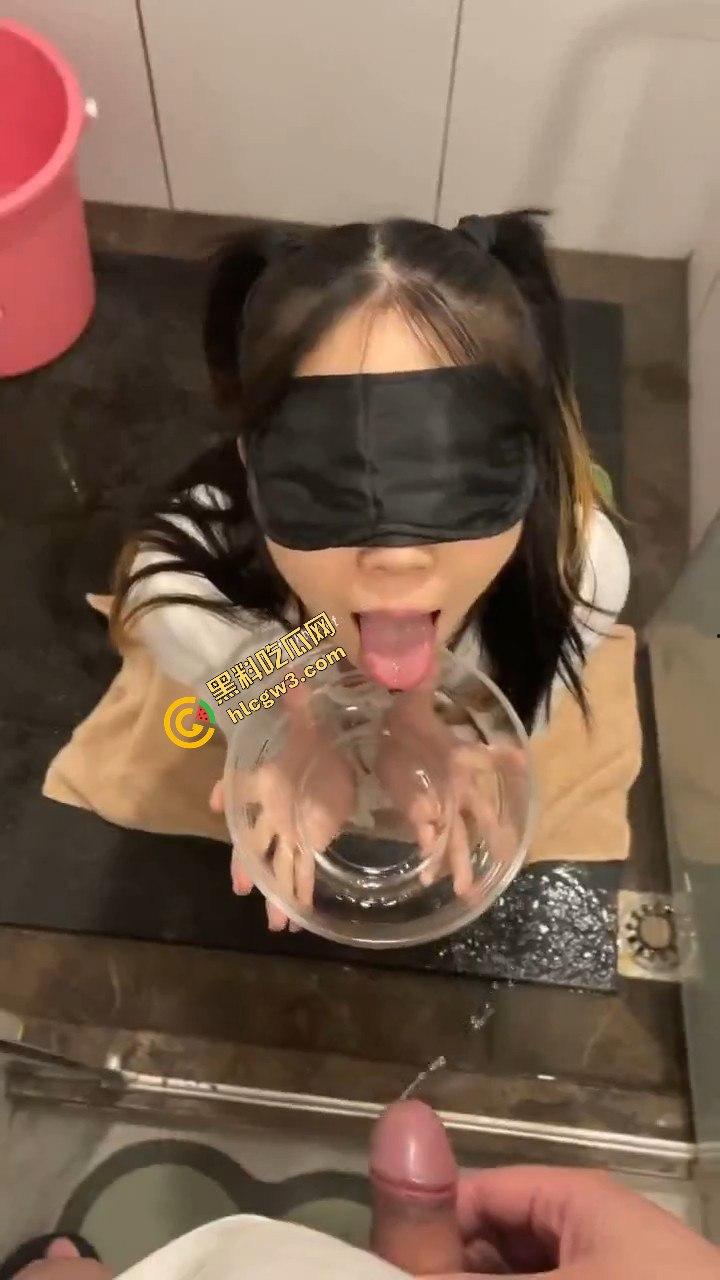 重口味大神调教反差小骚比,00后被绑凳子戴眼罩玩SM,高潮喝尿场面失控!-1