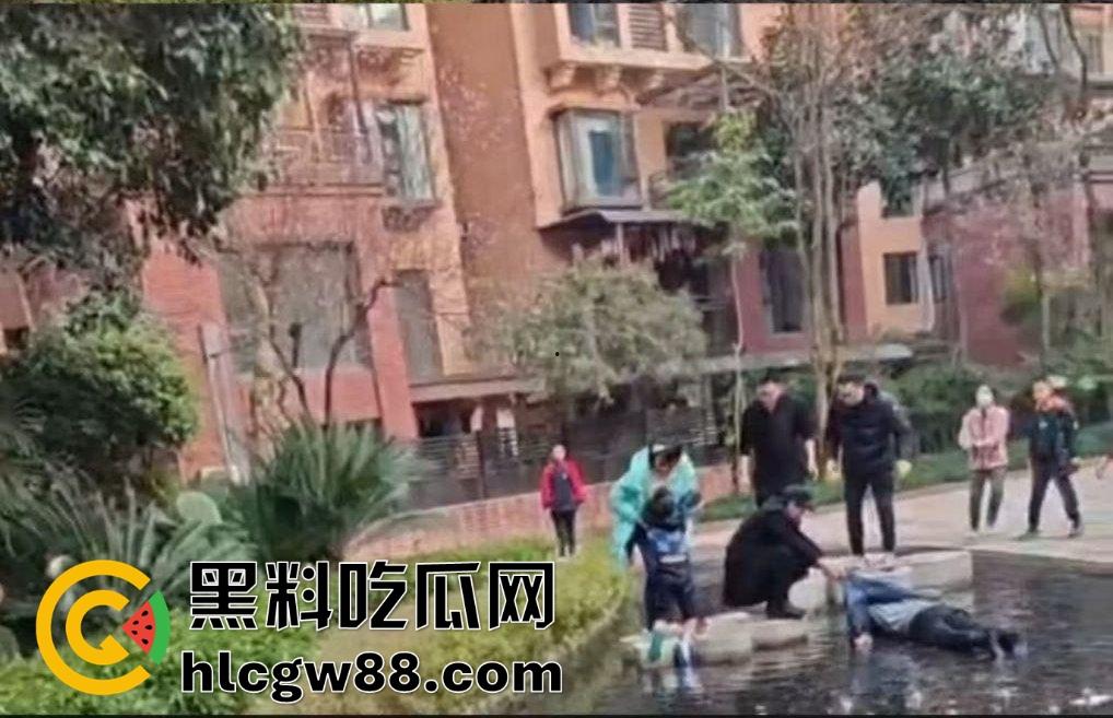重庆渝北龙湖U城喷泉池变电击池,小孩戏水遭遇十万伏特狂电,现场惨叫连连,一死一伤家属哭晕!-7