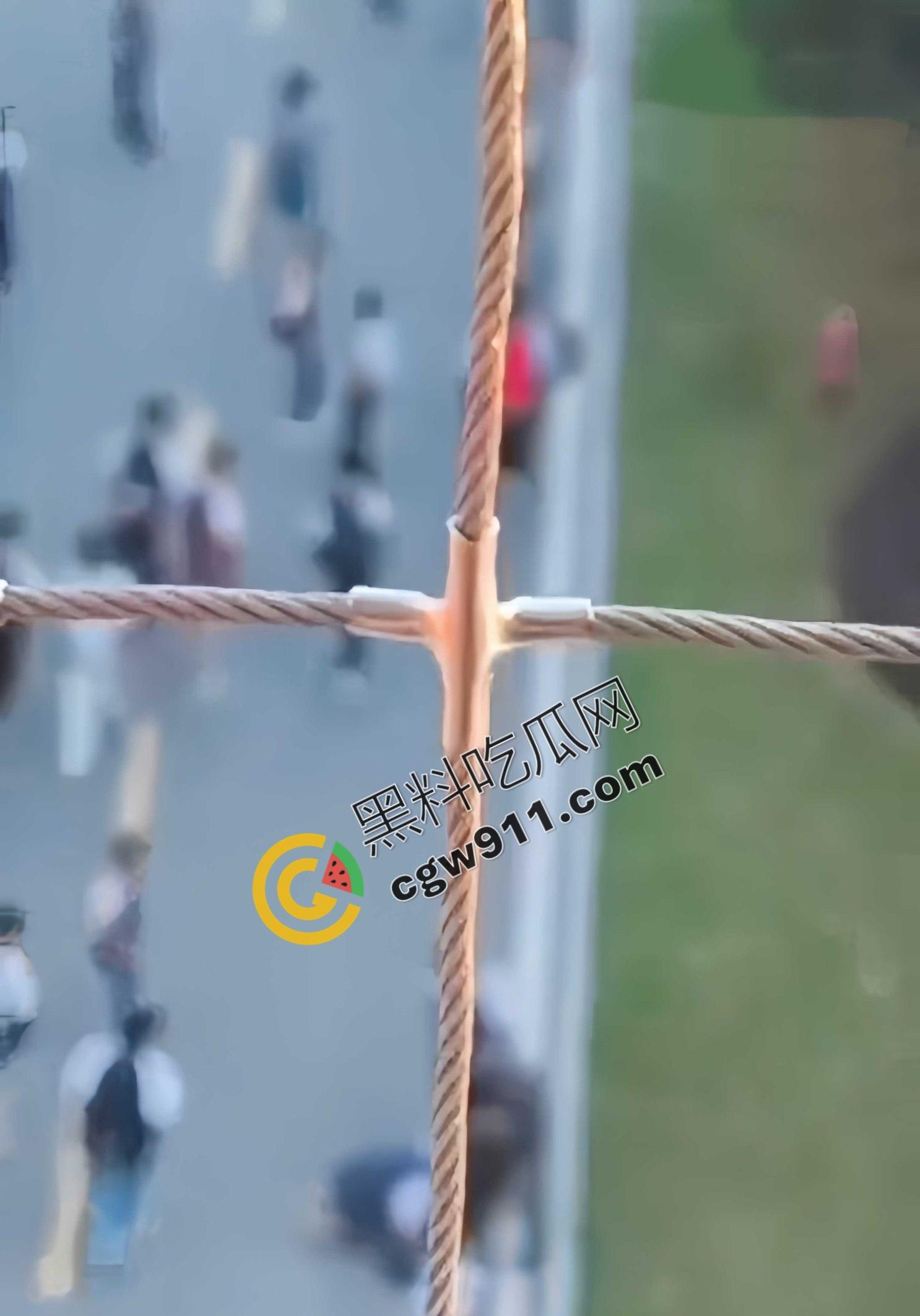 重庆渝北职教中心惊爆:学生匍匐磕头求饶,校园操场变凌辱场!慌乱、屈辱与冷漠共舞,教育光辉何时重现?-4