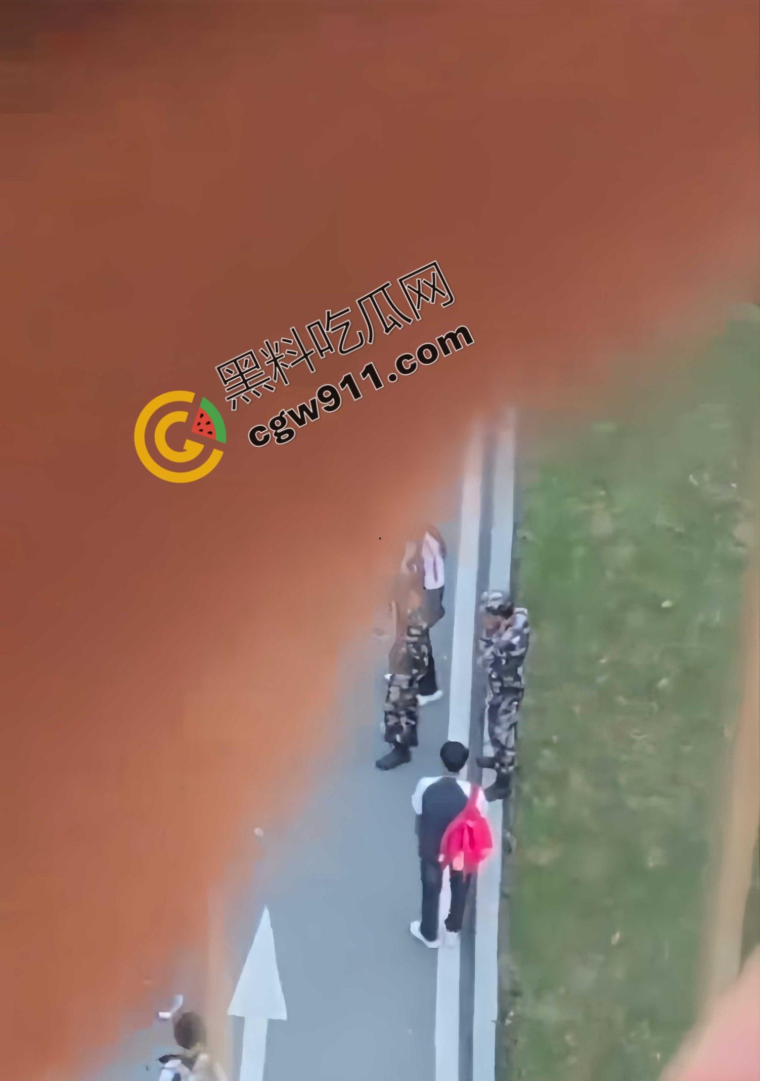 重庆渝北职教中心惊爆:学生匍匐磕头求饶,校园操场变凌辱场!慌乱、屈辱与冷漠共舞,教育光辉何时重现?-5