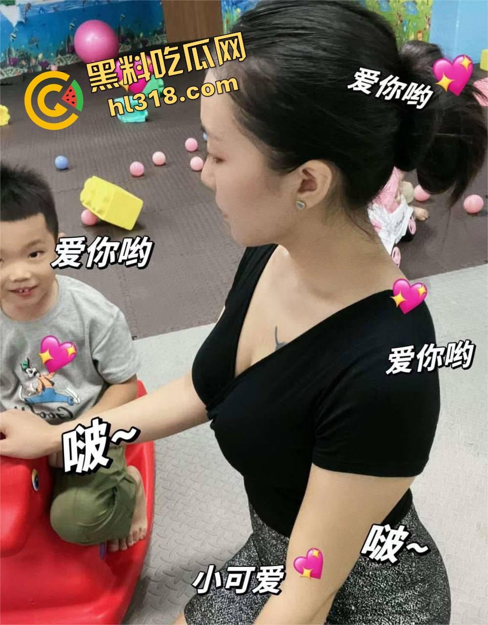 丝袜人妻带娃伪正经,私底下变极品骚母狗,户外露尿肥臀开裆丝袜,配合小伙鸡巴进进出出,骚话满嘴喷射!-1