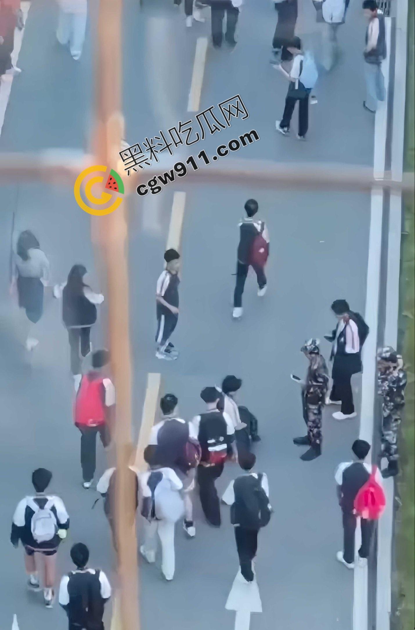 重庆渝北职教中心惊爆:学生匍匐磕头求饶,校园操场变凌辱场!慌乱、屈辱与冷漠共舞,教育光辉何时重现?-6