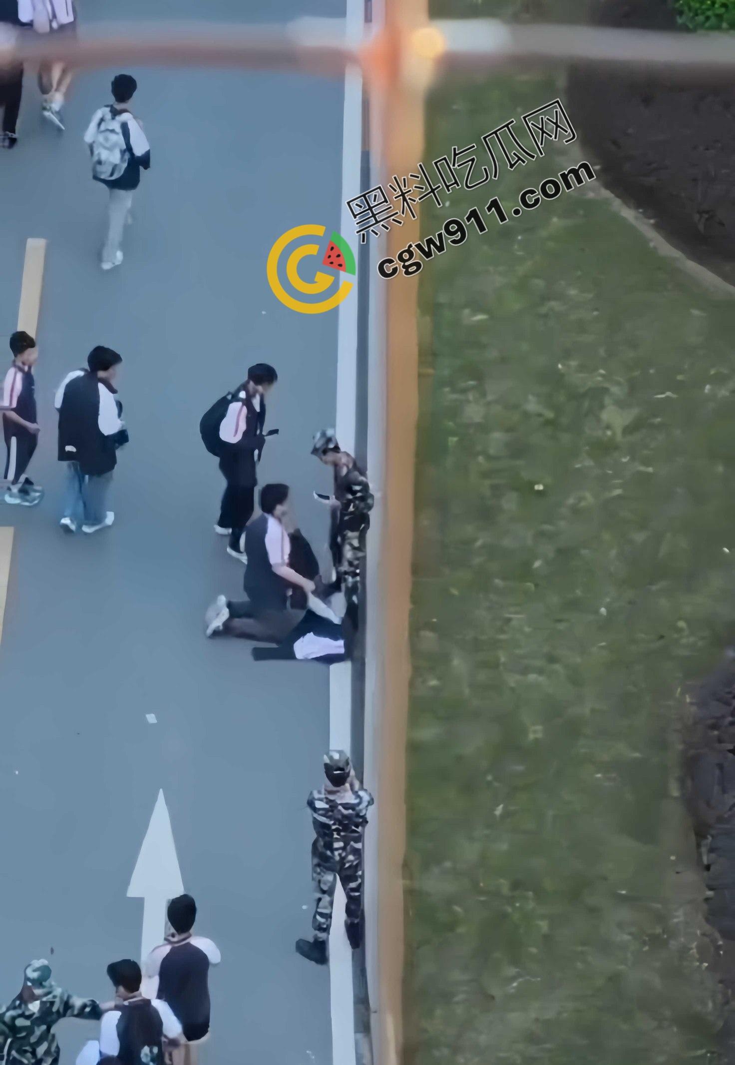 重庆渝北职教中心惊爆:学生匍匐磕头求饶,校园操场变凌辱场!慌乱、屈辱与冷漠共舞,教育光辉何时重现?-7