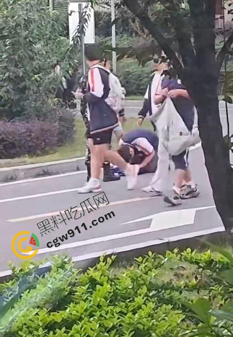 重庆渝北职教中心惊爆:学生匍匐磕头求饶,校园操场变凌辱场!慌乱、屈辱与冷漠共舞,教育光辉何时重现?-8