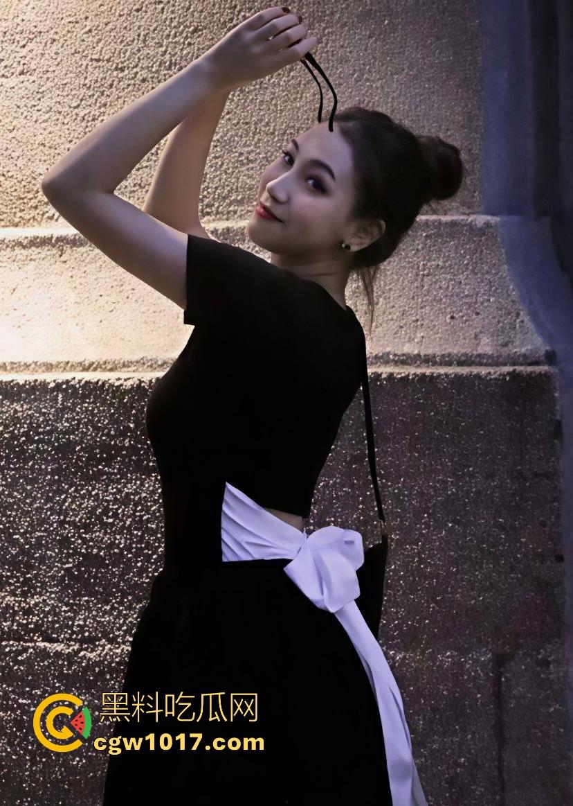 重口虐肛！霓虹熟妇被暴力虐肛，翘起肥臀硬塞成年鳗鱼，从头放进去，极其恐怖血腥，真不怕鳗鱼钻进去啊！-1