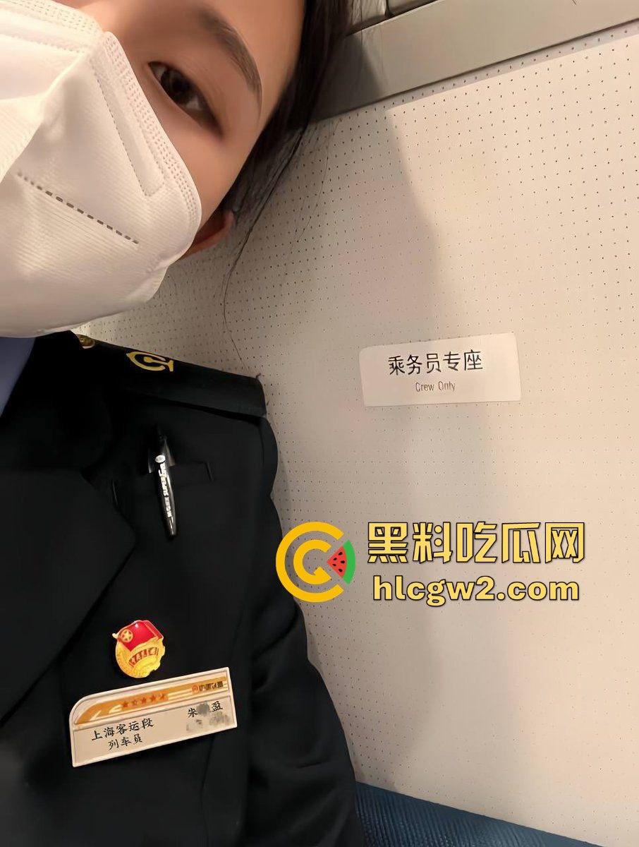 白天高铁端庄女神服务乘客,晚上骚浪跪舔肉棒服务金主 『朱筱盈』制服下是个淫娃,伺候金主比狗还敬业!-1