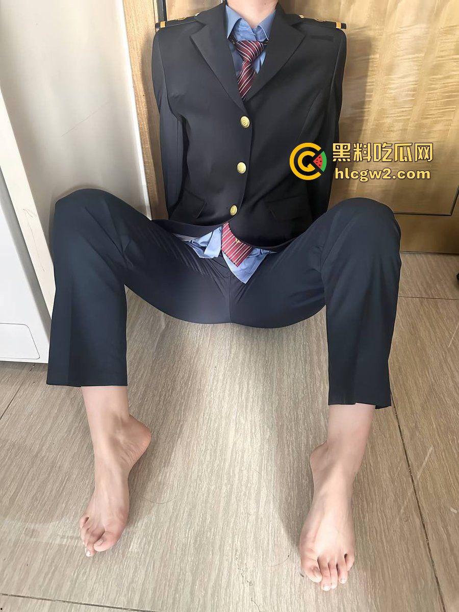 白天高铁端庄女神服务乘客,晚上骚浪跪舔肉棒服务金主 『朱筱盈』制服下是个淫娃,伺候金主比狗还敬业!-3