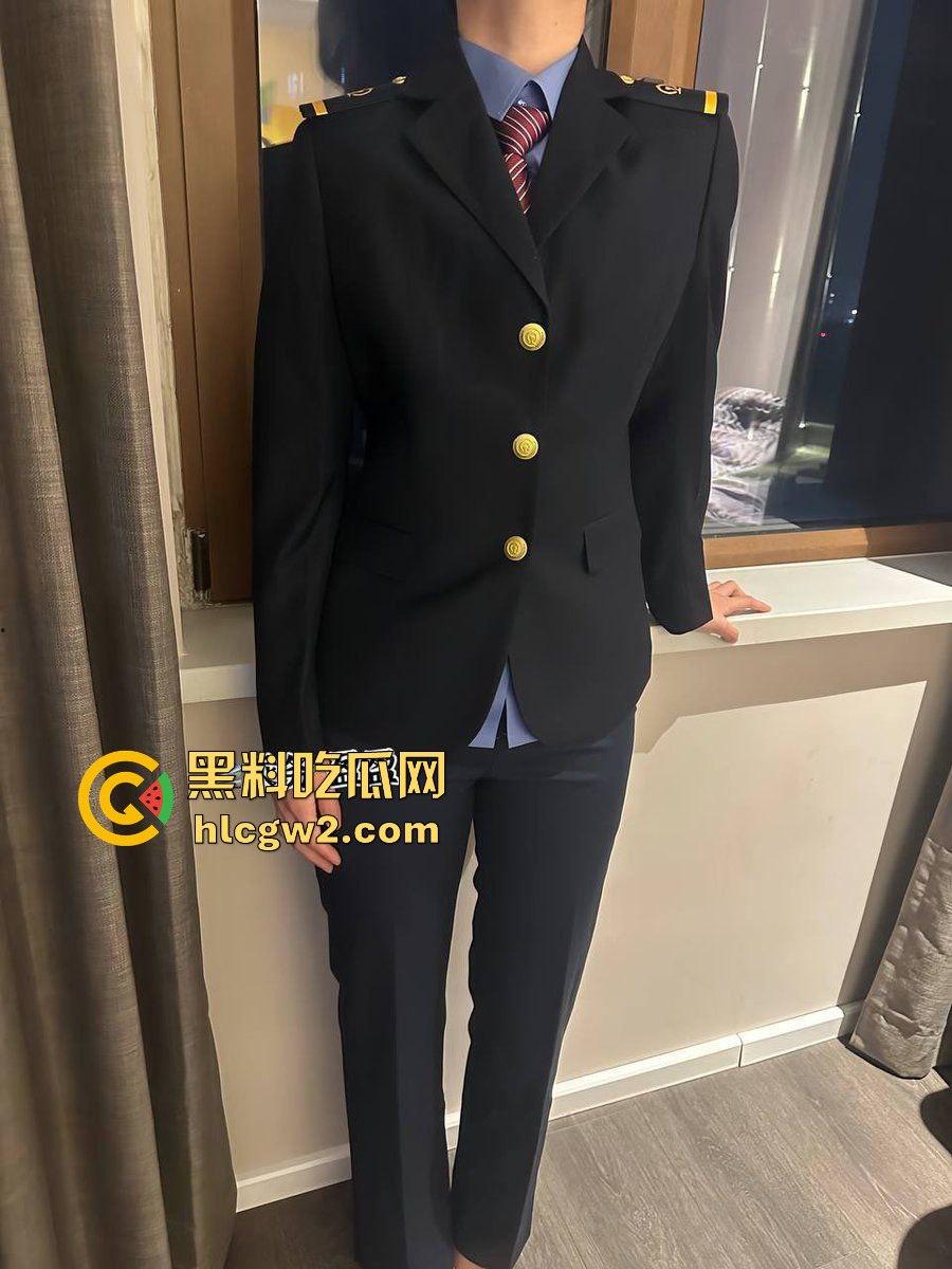 白天高铁端庄女神服务乘客,晚上骚浪跪舔肉棒服务金主 『朱筱盈』制服下是个淫娃,伺候金主比狗还敬业!-12