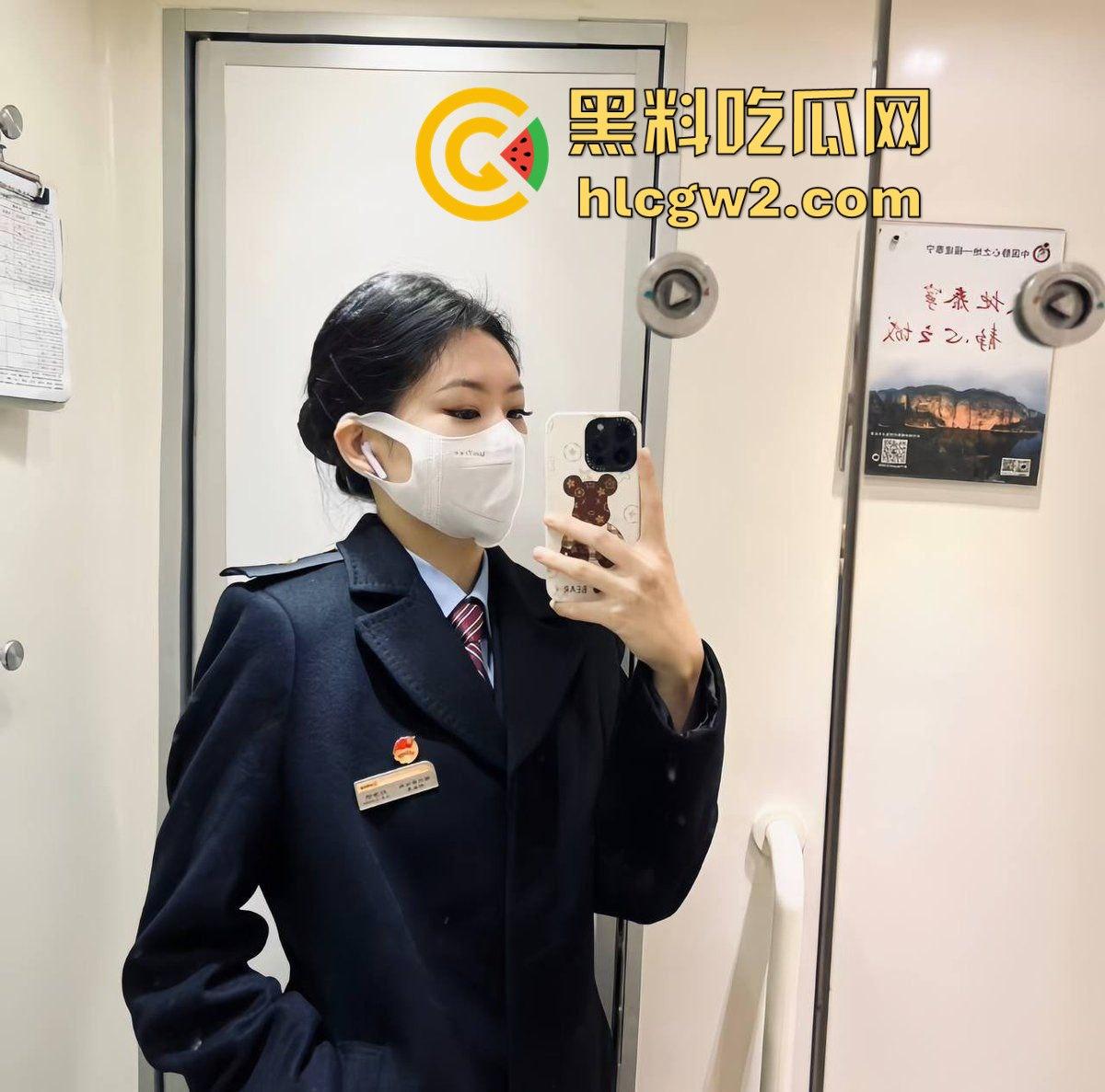 白天高铁端庄女神服务乘客,晚上骚浪跪舔肉棒服务金主 『朱筱盈』制服下是个淫娃,伺候金主比狗还敬业!-15