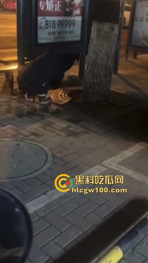 常州大学城公交车站情侣饥渴难耐当街啪啪,各种姿势变换无视路人视频内容劲爆全网疯传!!-2