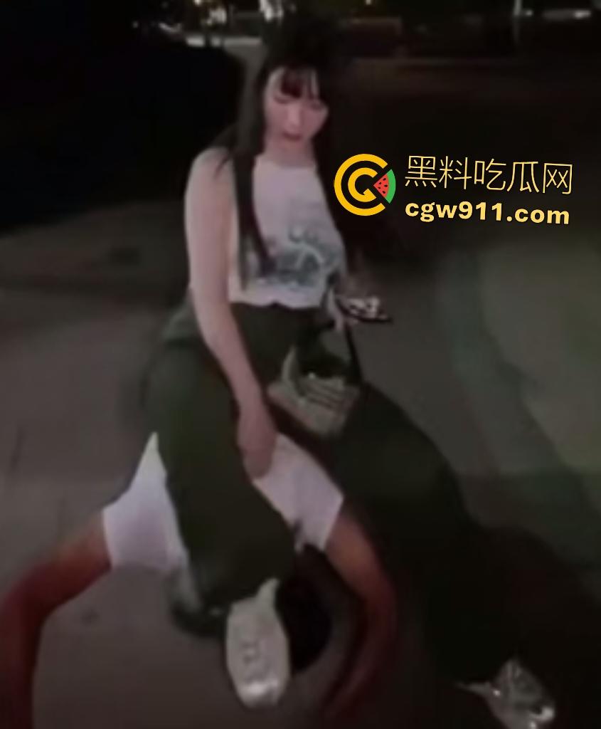 夜晚公园女王骑脸调教男狗,黑丝酸臭脚丫塞嘴狂舔,跪爬当坐骑虐待,这狗男人被调教得真好!-2