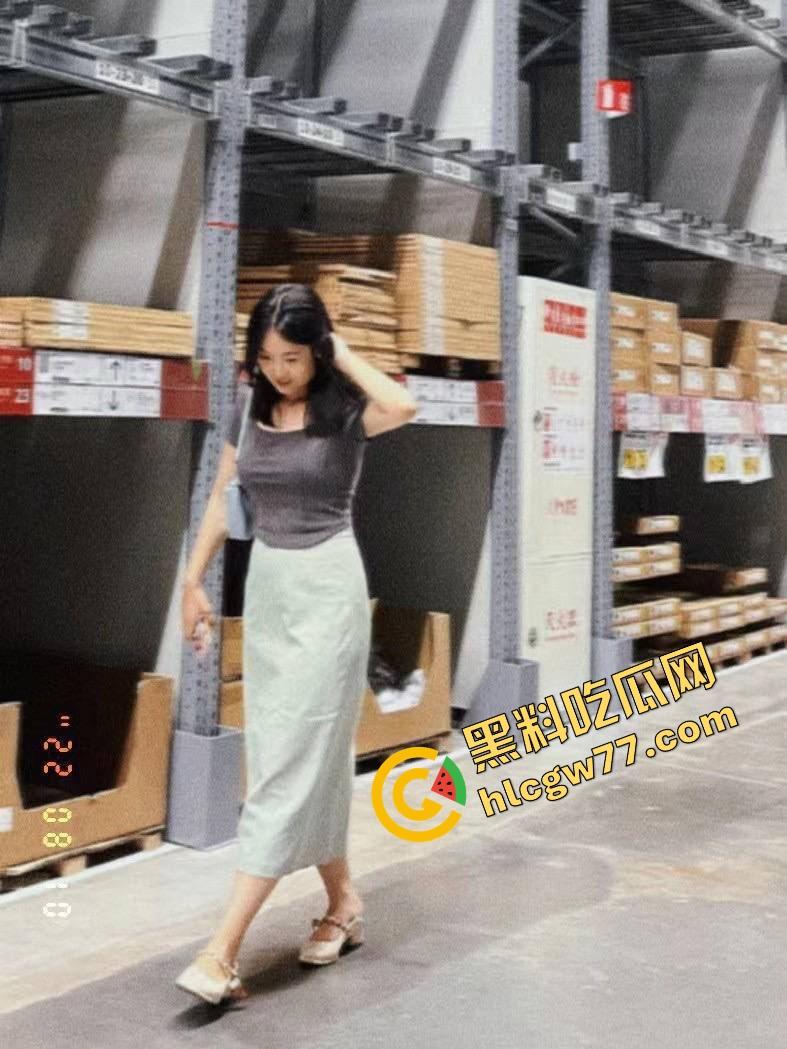 厦门麦田科技公司那位骚得出水的同事,白天穿职业装端茶递水,晚上脱光给人跪着舔屌求内射!-1