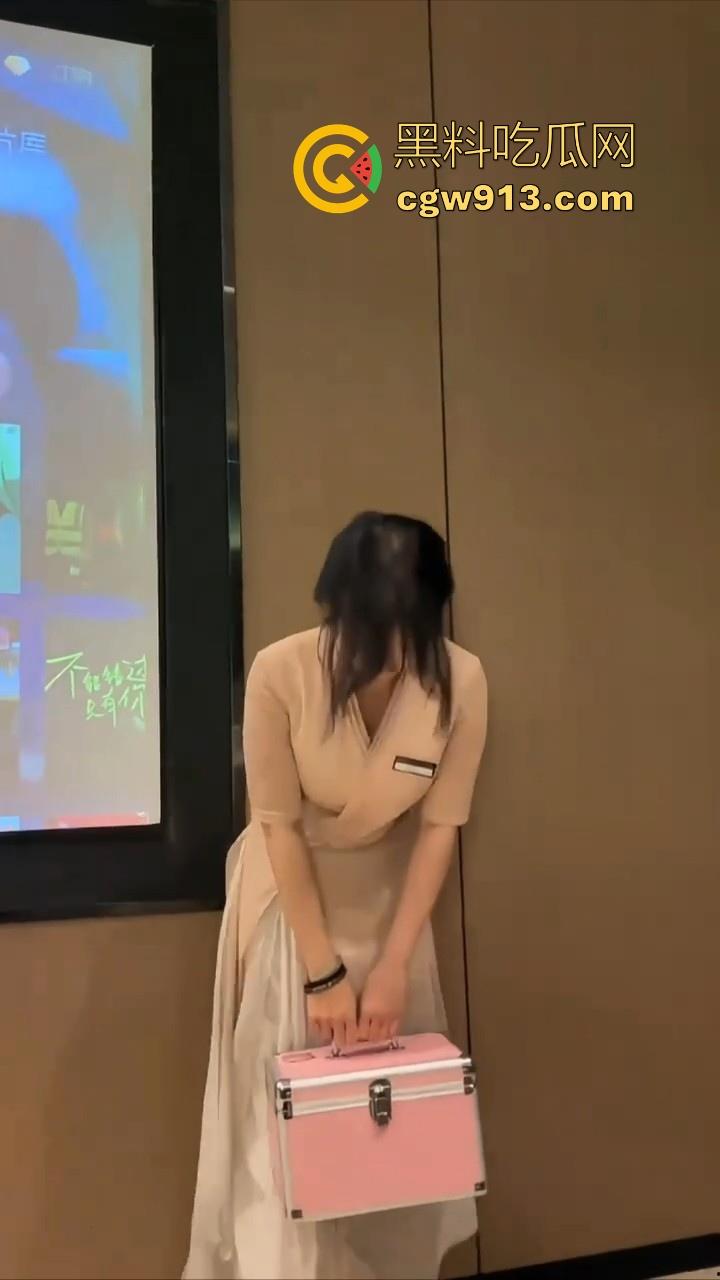 沐足偶遇白月光技师，甜美可爱清纯温柔，怒砸3000带回酒店后入，年轻时得不到的加倍操回来！-3