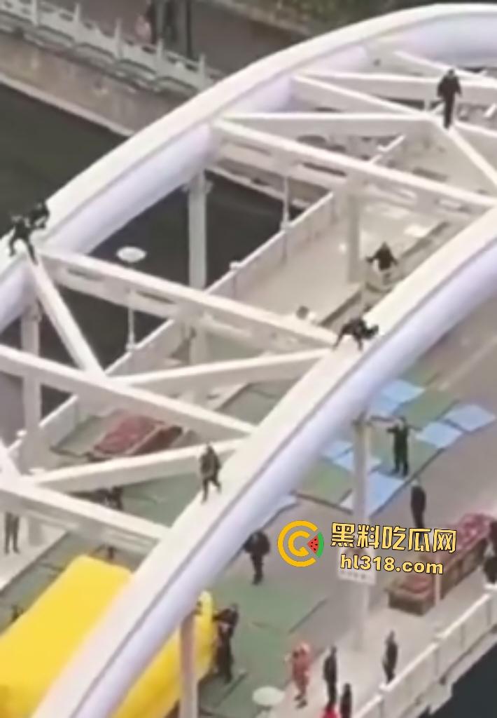 贵阳大妈桥梁上狂飙乱舞!警察冒死追捕抓不住,桥下救援队拖气垫累瘫,最后大妈自投罗网被按倒!-7