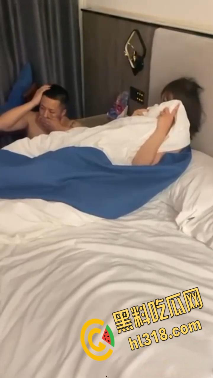 狗男女酒店偷情,被破门而入捉奸在床,一直护着头被打趴在地上,兄弟以后还敢玩人家老婆吗?-1