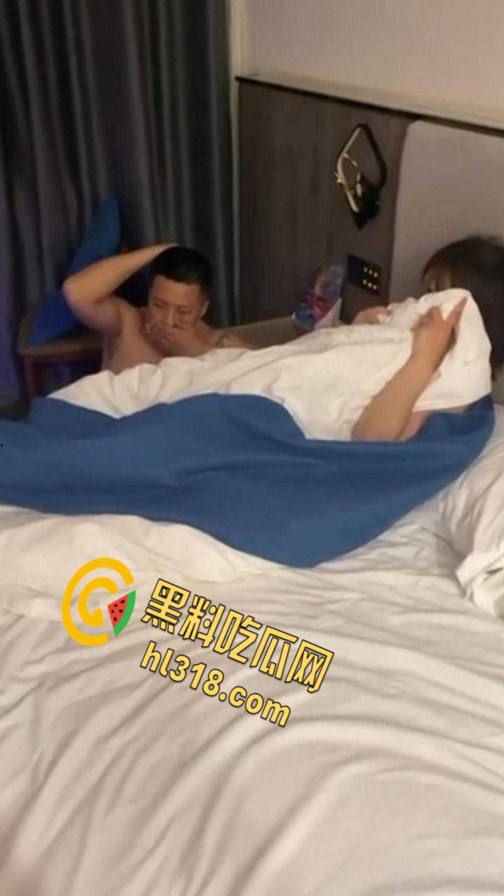 狗男女酒店偷情,被破门而入捉奸在床,一直护着头被打趴在地上,兄弟以后还敢玩人家老婆吗?-6