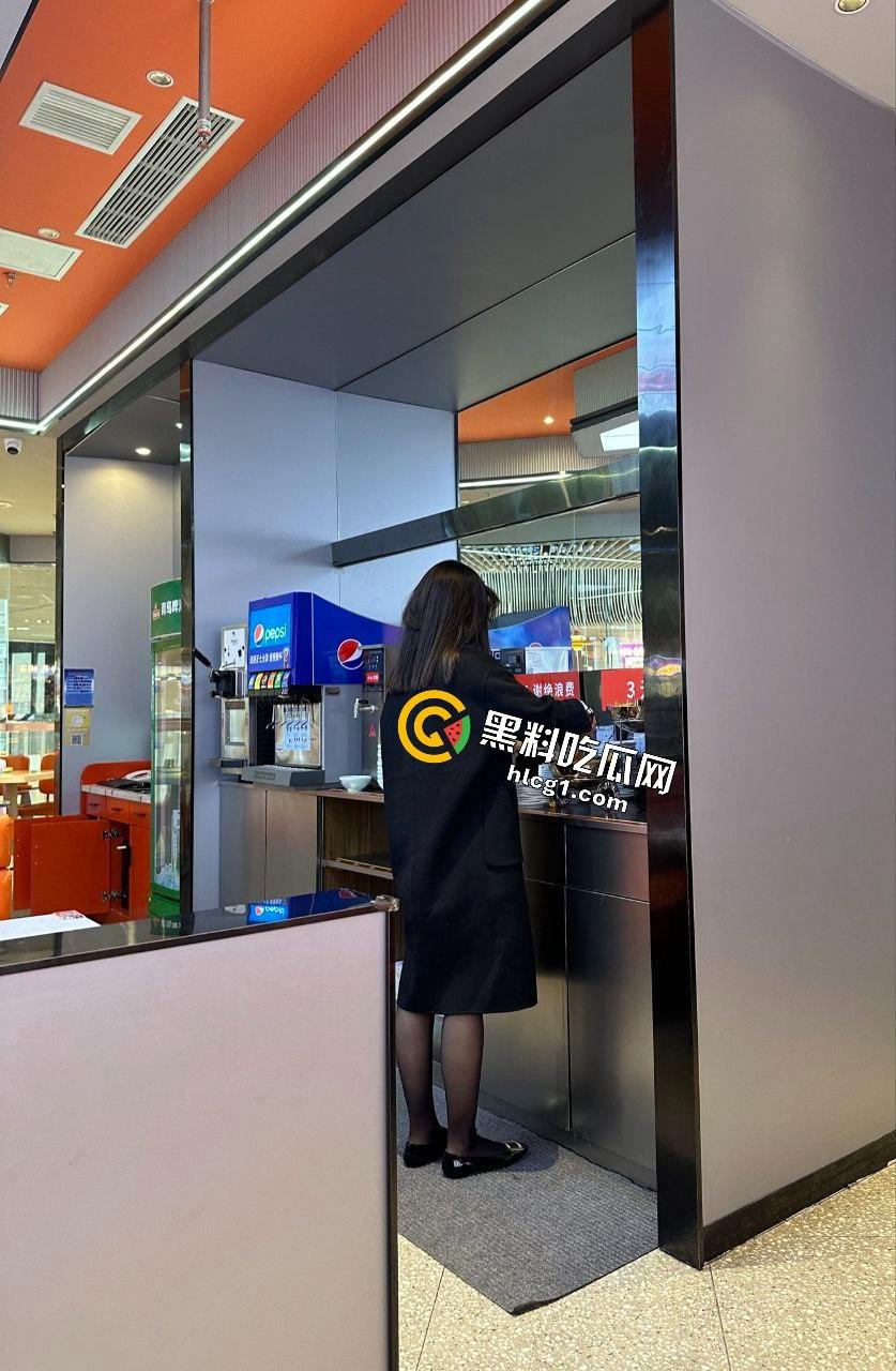 常州大学05年生被调教一年半,终成合格母狗,来到喜来登玩露出尽显 K9 本性!-13