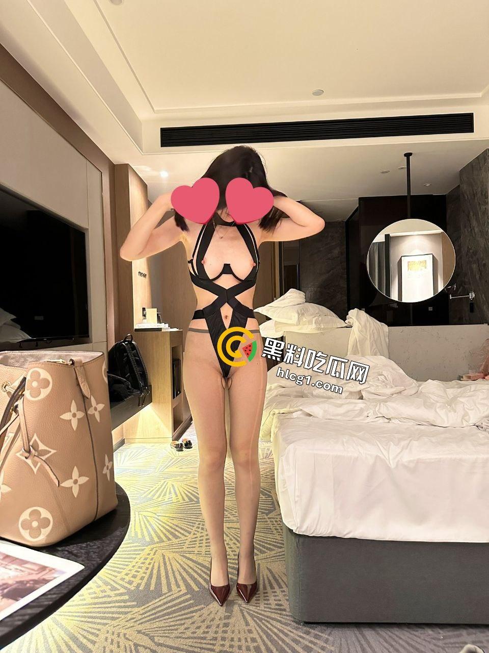 常州大学05年生被调教一年半,终成合格母狗,来到喜来登玩露出尽显 K9 本性!-14