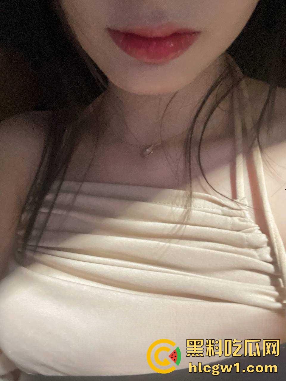 柳州夫妻激情视频外泄成艳照门,护士制服骚妻深情吃鸡,内射浪叫高能流出,维修店员功德无量!-7