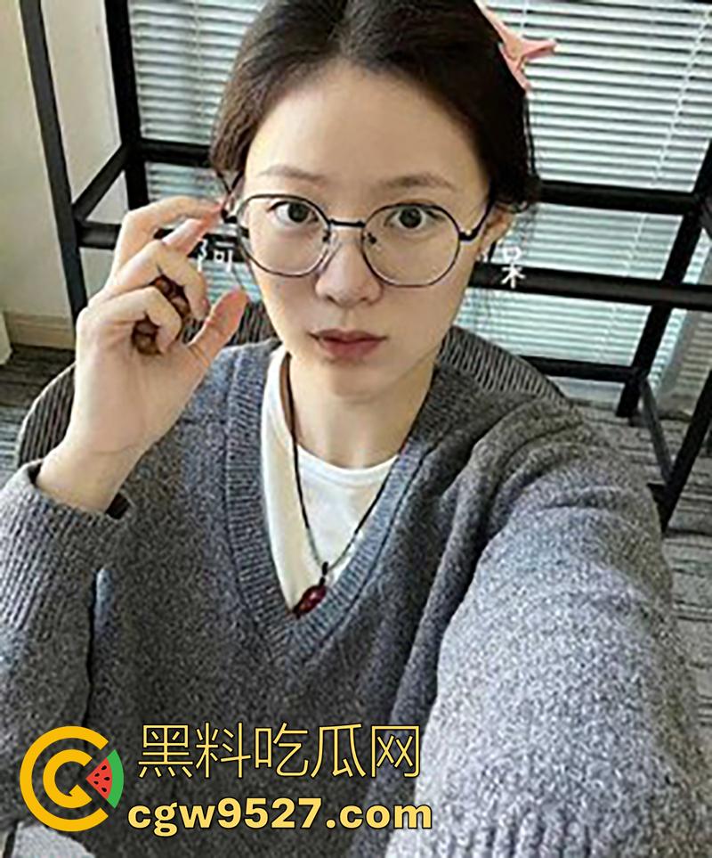 广州大学城清纯眼镜妹【刘彤彤】,出轨大屌体育生学长,小穴都要被大鸡巴撑爆了,叫声超淫荡!-1