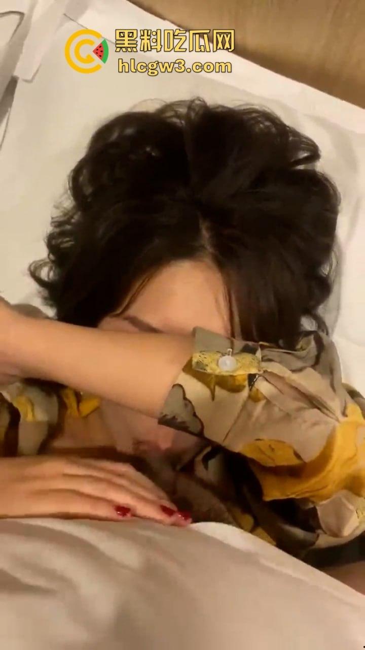 完美露脸！欲求不满的河南少妇【张雅轩】酒店偷情曾经白月光 各种姿势爆操大肥B！-3