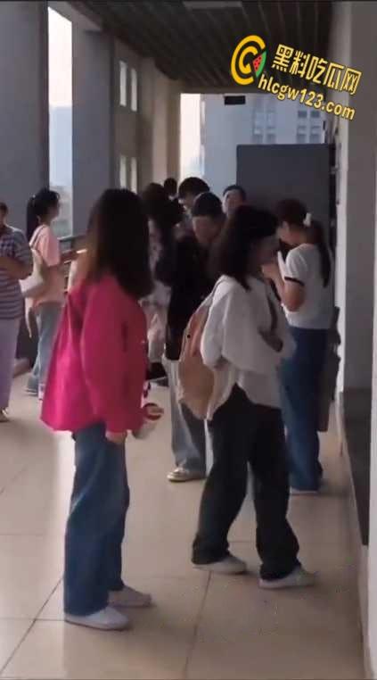 武汉工程大学女生带上老妈,跨越一千多公里直奔教室,手撕渣男为爱冲锋的女勇士!-1