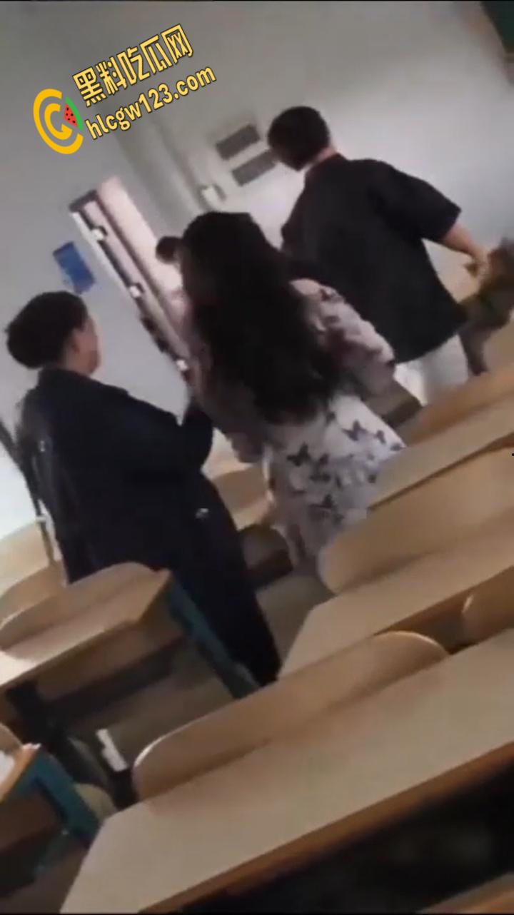 武汉工程大学女生带上老妈,跨越一千多公里直奔教室,手撕渣男为爱冲锋的女勇士!-6