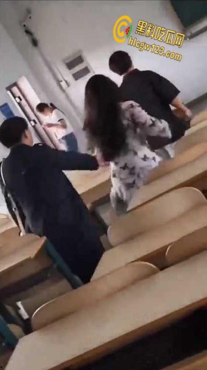 武汉工程大学女生带上老妈,跨越一千多公里直奔教室,手撕渣男为爱冲锋的女勇士!-7