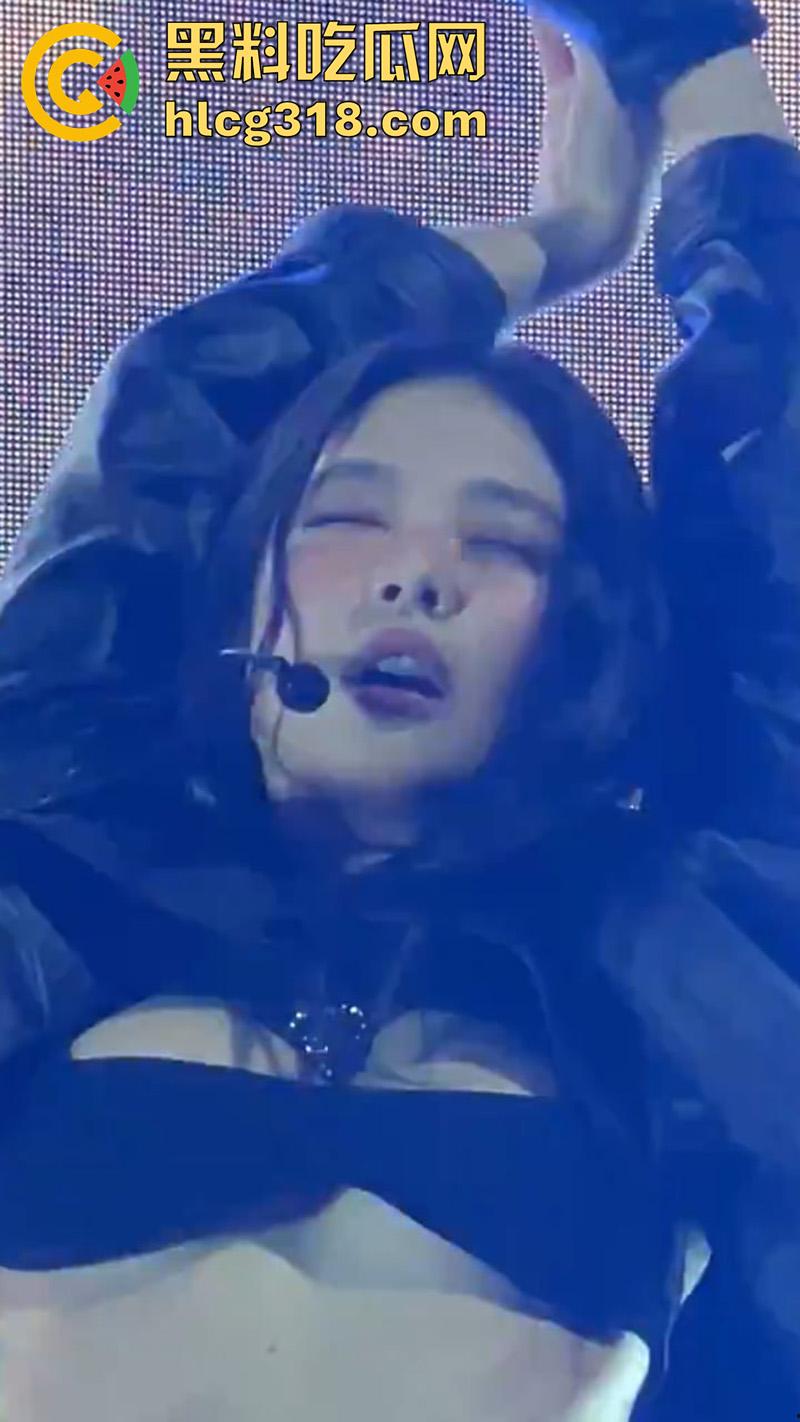 韩国女团太敢穿意外走光,Blackpink成员【jennie】,演唱会乳头走光,白嫩巨乳诱人至极!-1