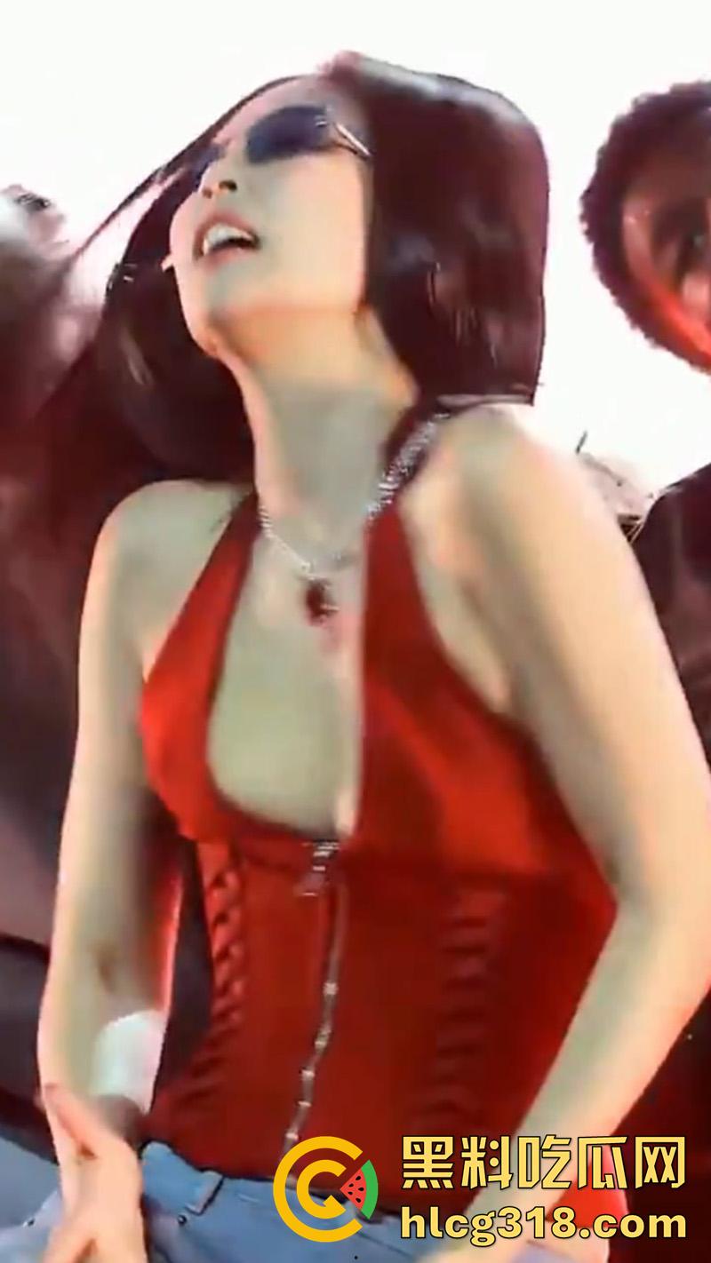 韩国女团太敢穿意外走光,Blackpink成员【jennie】,演唱会乳头走光,白嫩巨乳诱人至极!-3