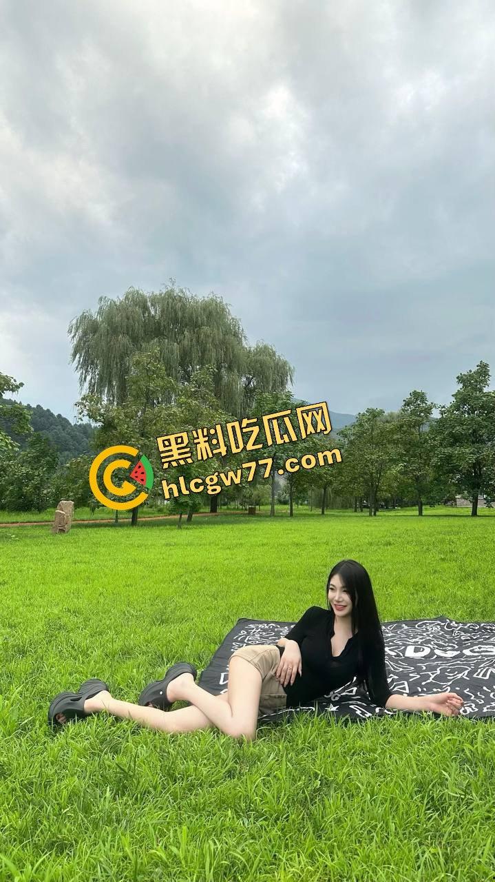 美团宣传片之美团买阳具送来个穿牛仔裤的火辣女外卖,高跟踩响撩骚上门,被小哥就地操翻内射!-3