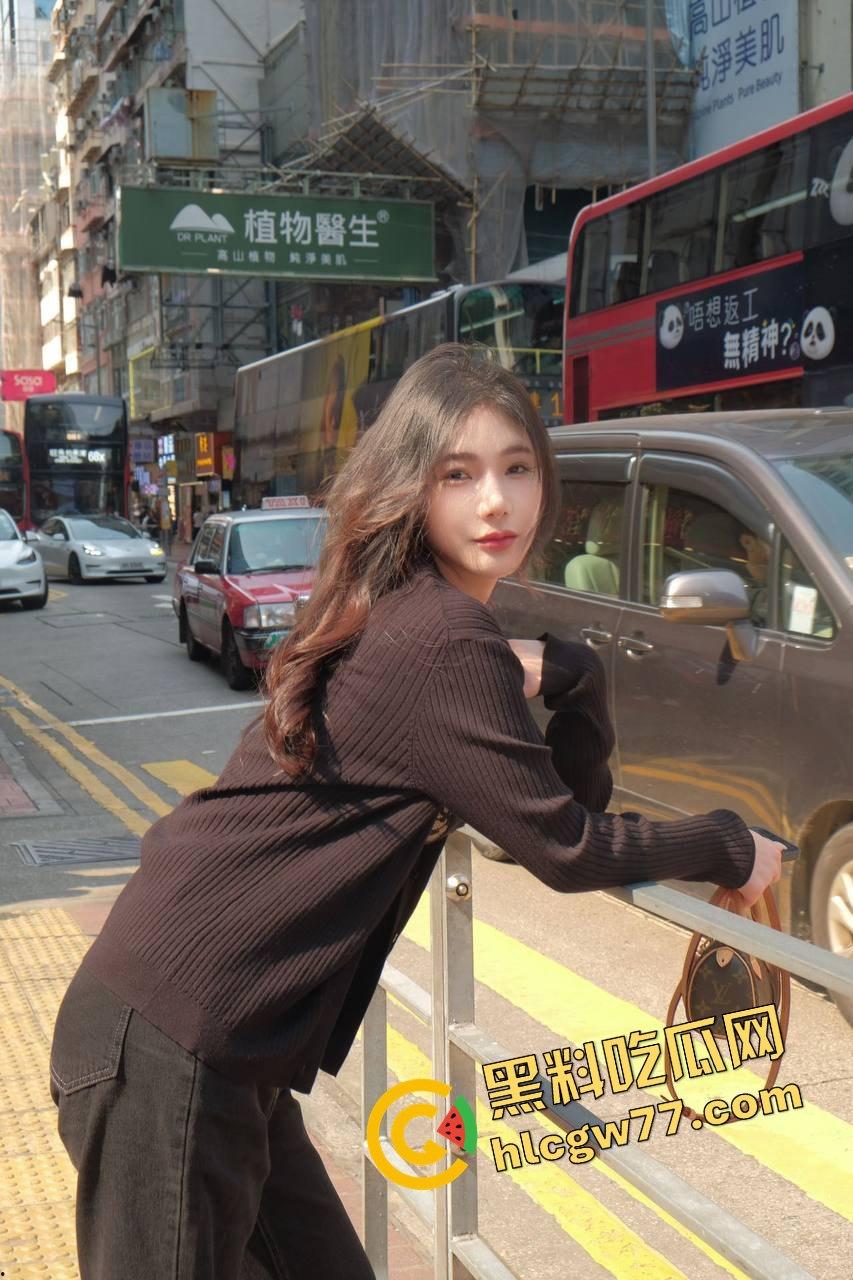 美团宣传片之美团买阳具送来个穿牛仔裤的火辣女外卖,高跟踩响撩骚上门,被小哥就地操翻内射!-4