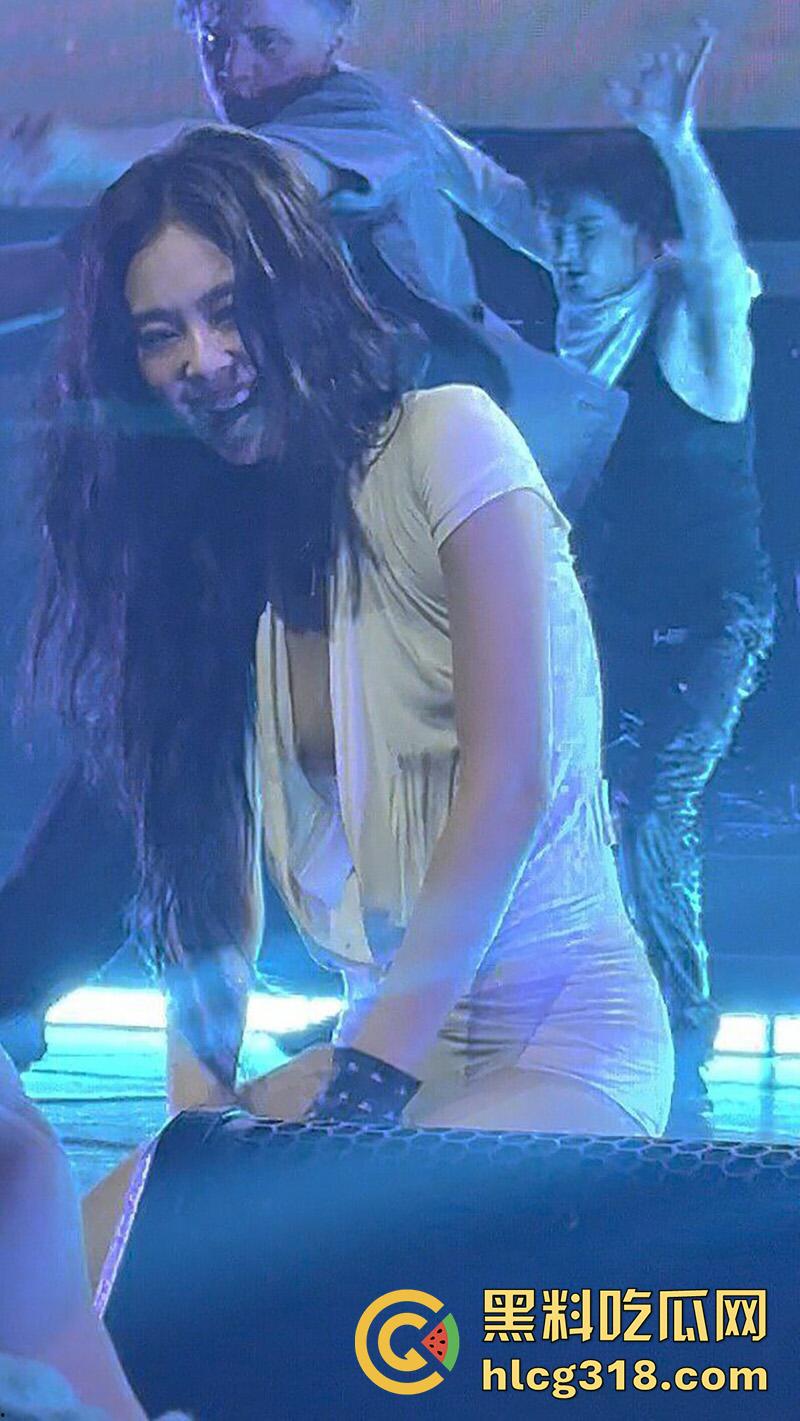 韩国女团太敢穿意外走光,Blackpink成员【jennie】,演唱会乳头走光,白嫩巨乳诱人至极!-8