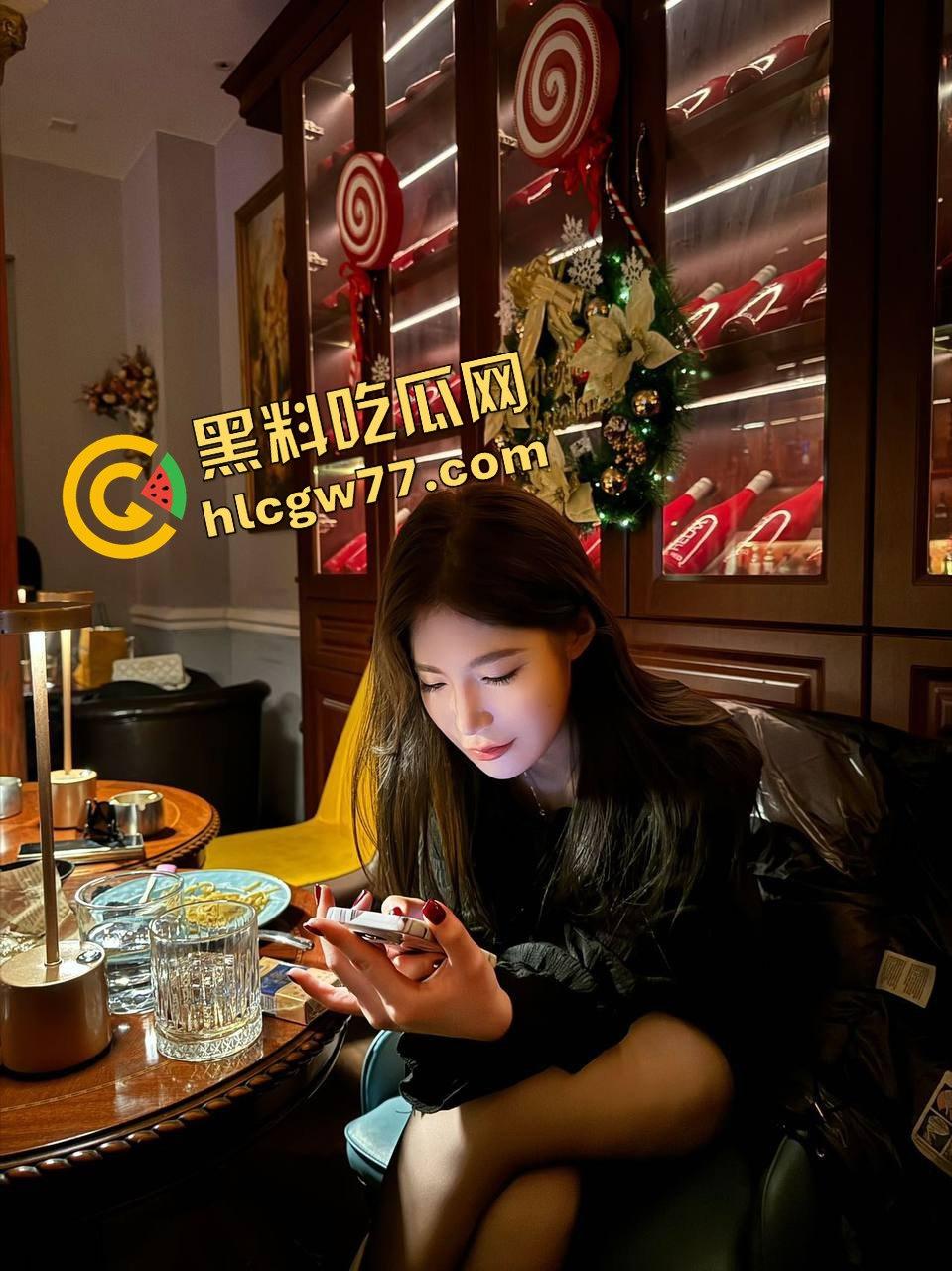 美团宣传片之美团买阳具送来个穿牛仔裤的火辣女外卖,高跟踩响撩骚上门,被小哥就地操翻内射!-6