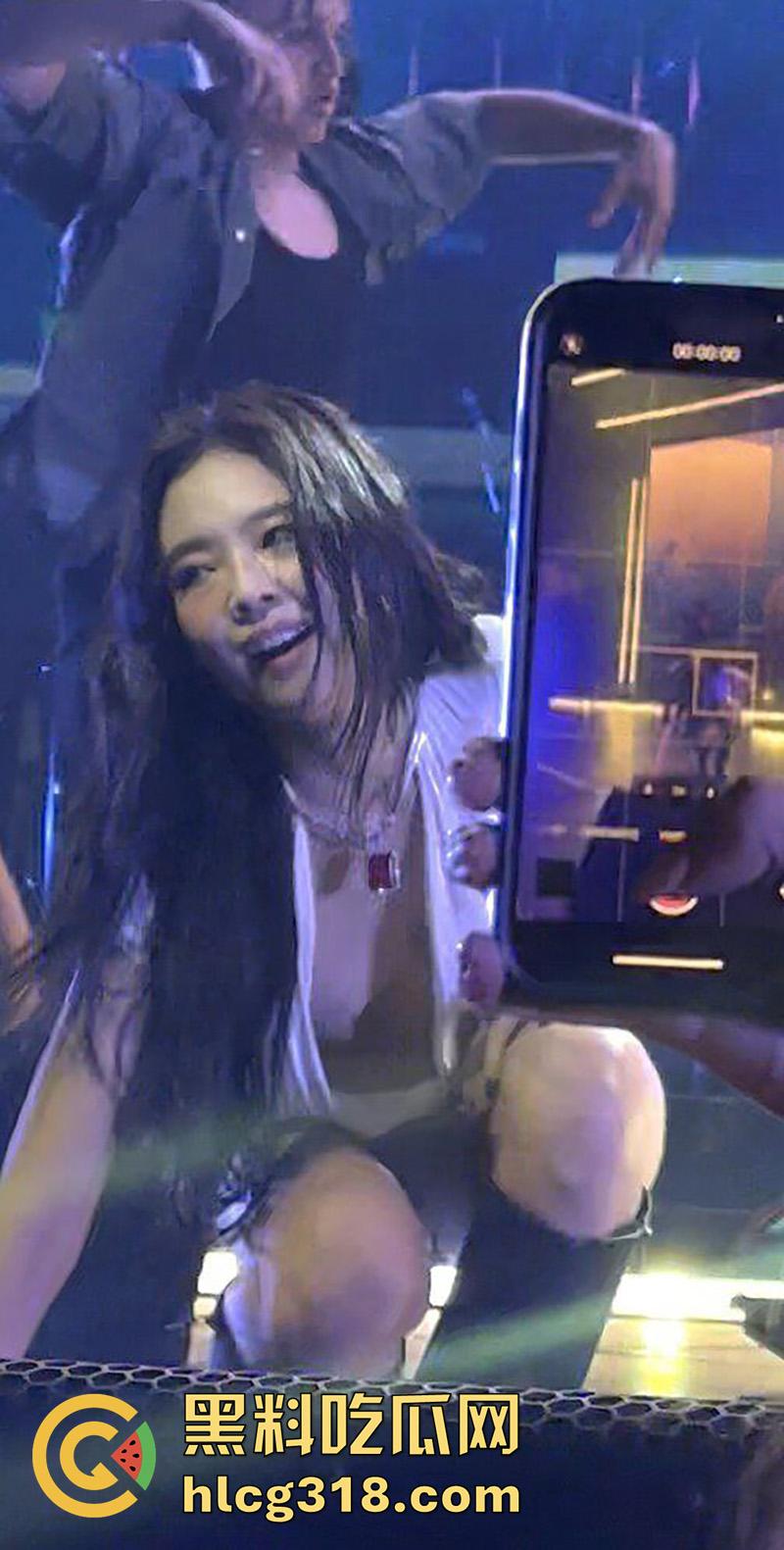 韩国女团太敢穿意外走光,Blackpink成员【jennie】,演唱会乳头走光,白嫩巨乳诱人至极!-9