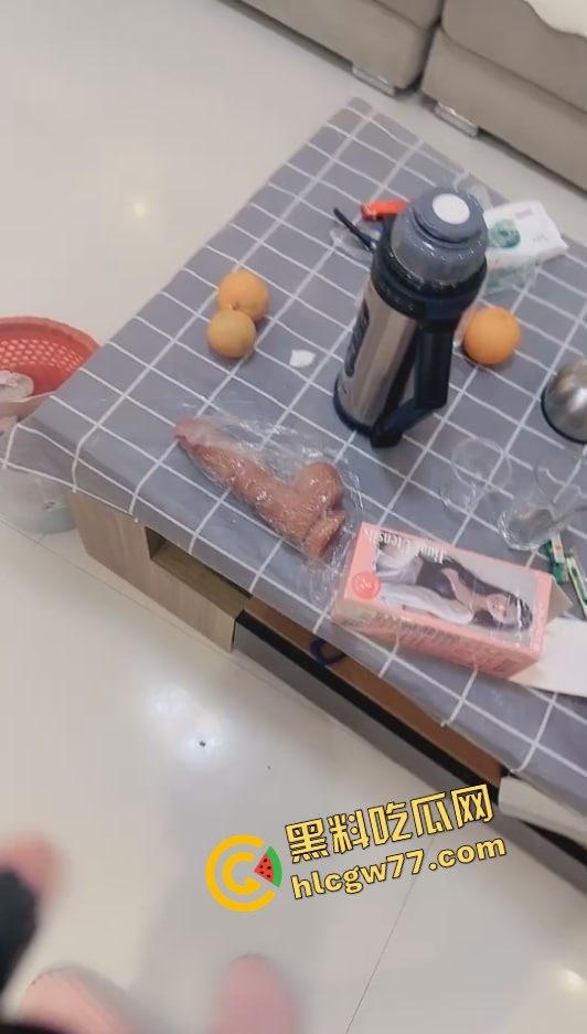 美团宣传片之美团买阳具送来个穿牛仔裤的火辣女外卖,高跟踩响撩骚上门,被小哥就地操翻内射!-8