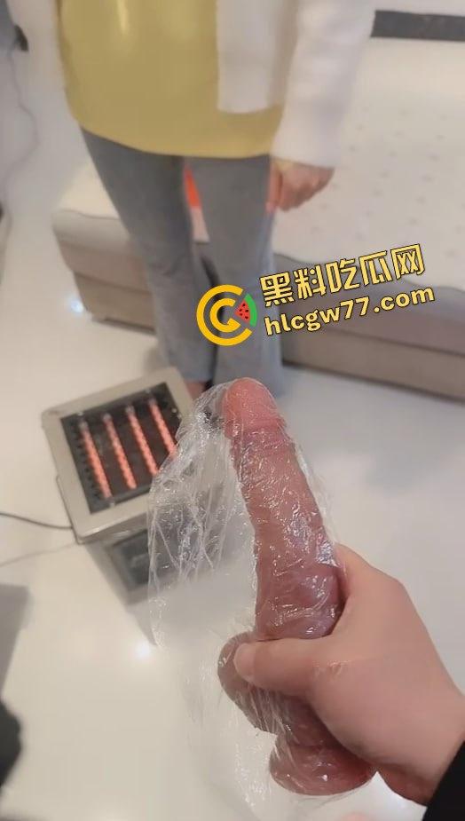 美团宣传片之美团买阳具送来个穿牛仔裤的火辣女外卖,高跟踩响撩骚上门,被小哥就地操翻内射!-12