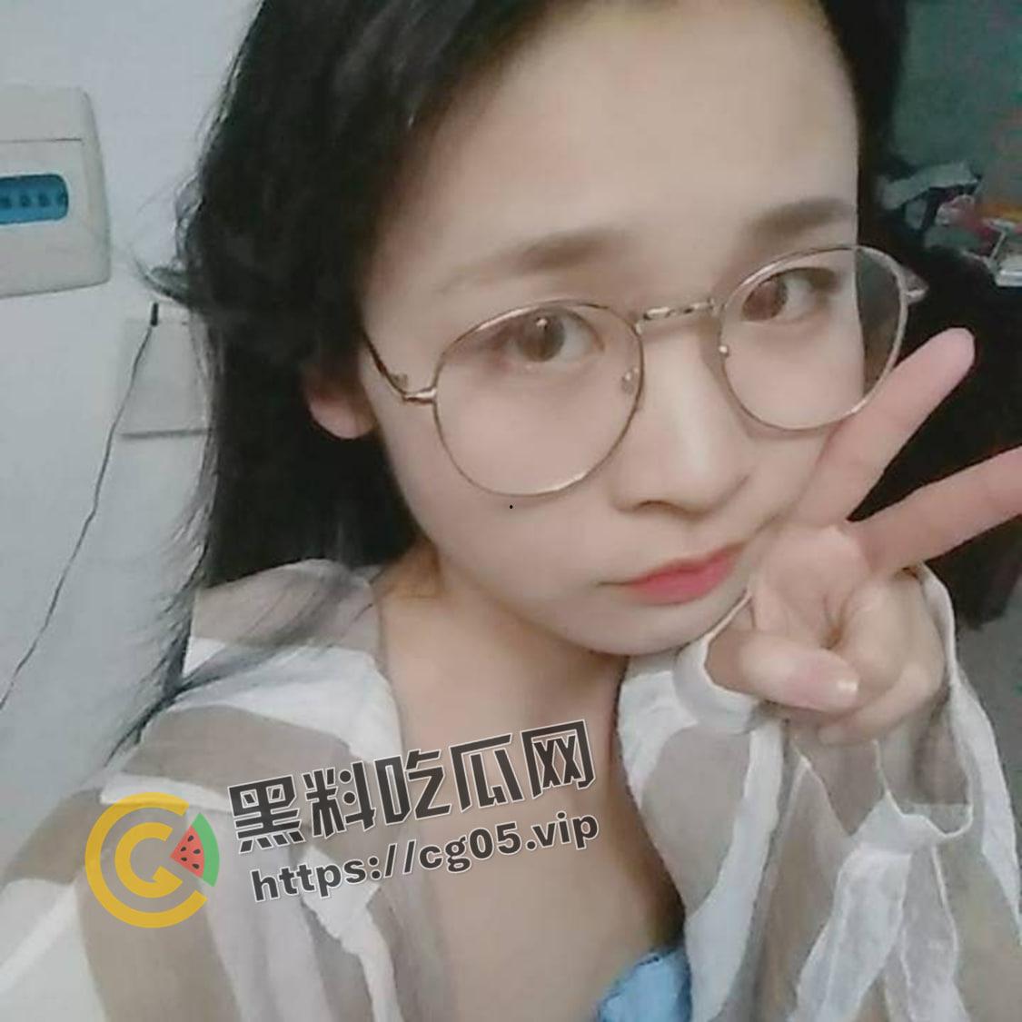 苏州邻家小妹妹 神似狗头萝莉 皮肤白嫩戴眼镜和跪下求精吃的样子反差感拉满-2