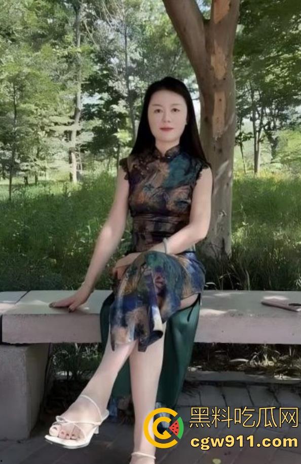 给网友直播暴操穿旗袍的嫂子,性感大奶陪肉丝,花式打桩猛插,内射后爽到兄弟直喊嫂子老婆!-1