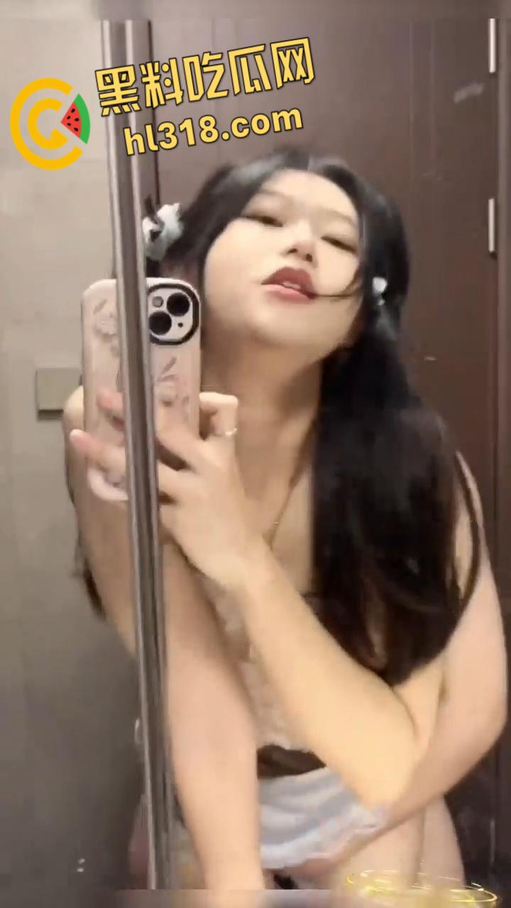 专约幼龄漂亮小萝莉,穿着女仆装被主人掐着脖子,跪在地上口交,暴力调教开发骚穴,征服感一下就上来了 !-7