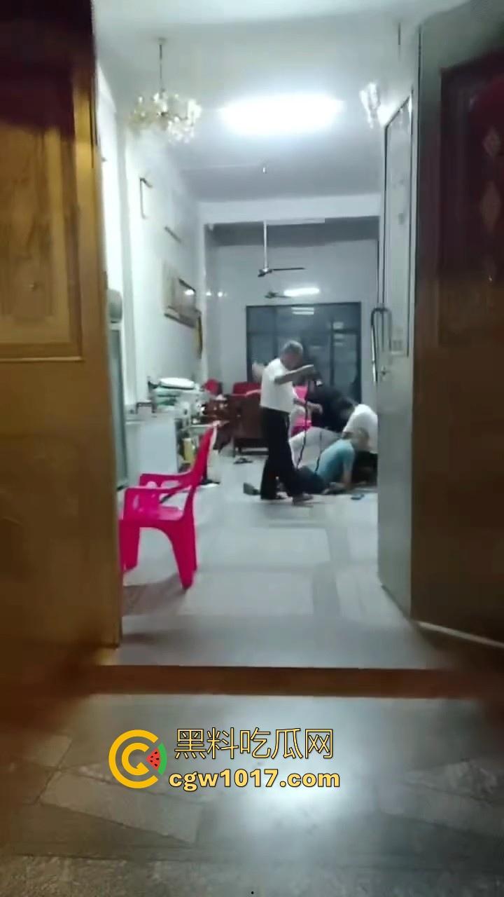 近期广东潮汕发生抢劫案,当街入室犯罪嫌疑人抢金项链跟包,给一群老大爷们合力抓住,现在都什么年代啦还搞这个呀!-2