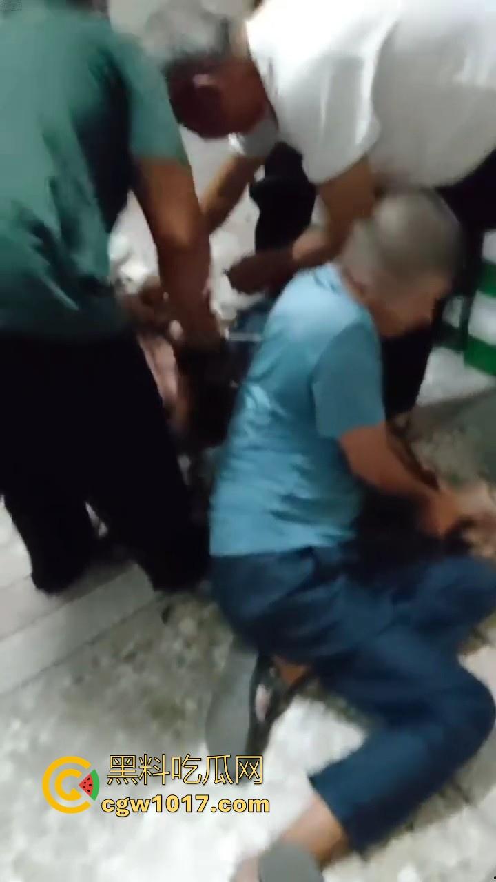 近期广东潮汕发生抢劫案,当街入室犯罪嫌疑人抢金项链跟包,给一群老大爷们合力抓住,现在都什么年代啦还搞这个呀!-3