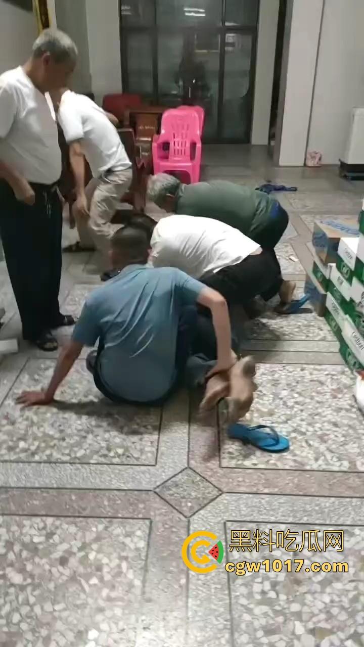 近期广东潮汕发生抢劫案,当街入室犯罪嫌疑人抢金项链跟包,给一群老大爷们合力抓住,现在都什么年代啦还搞这个呀!-6