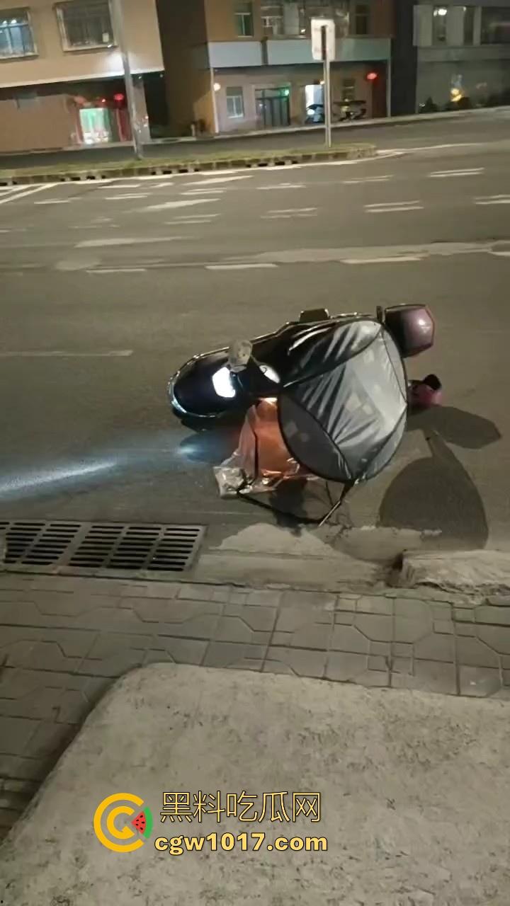 近期广东潮汕发生抢劫案,当街入室犯罪嫌疑人抢金项链跟包,给一群老大爷们合力抓住,现在都什么年代啦还搞这个呀!-7