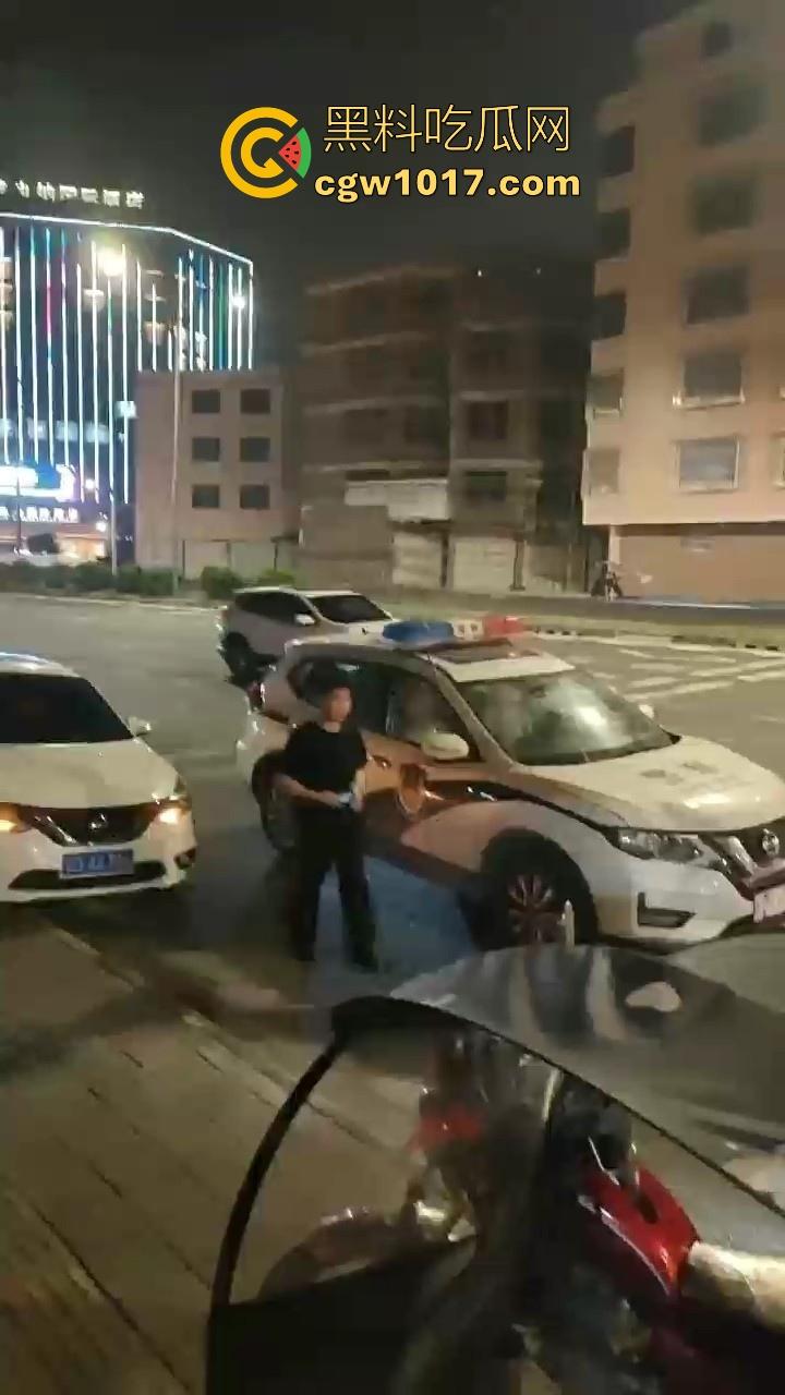 近期广东潮汕发生抢劫案,当街入室犯罪嫌疑人抢金项链跟包,给一群老大爷们合力抓住,现在都什么年代啦还搞这个呀!-8
