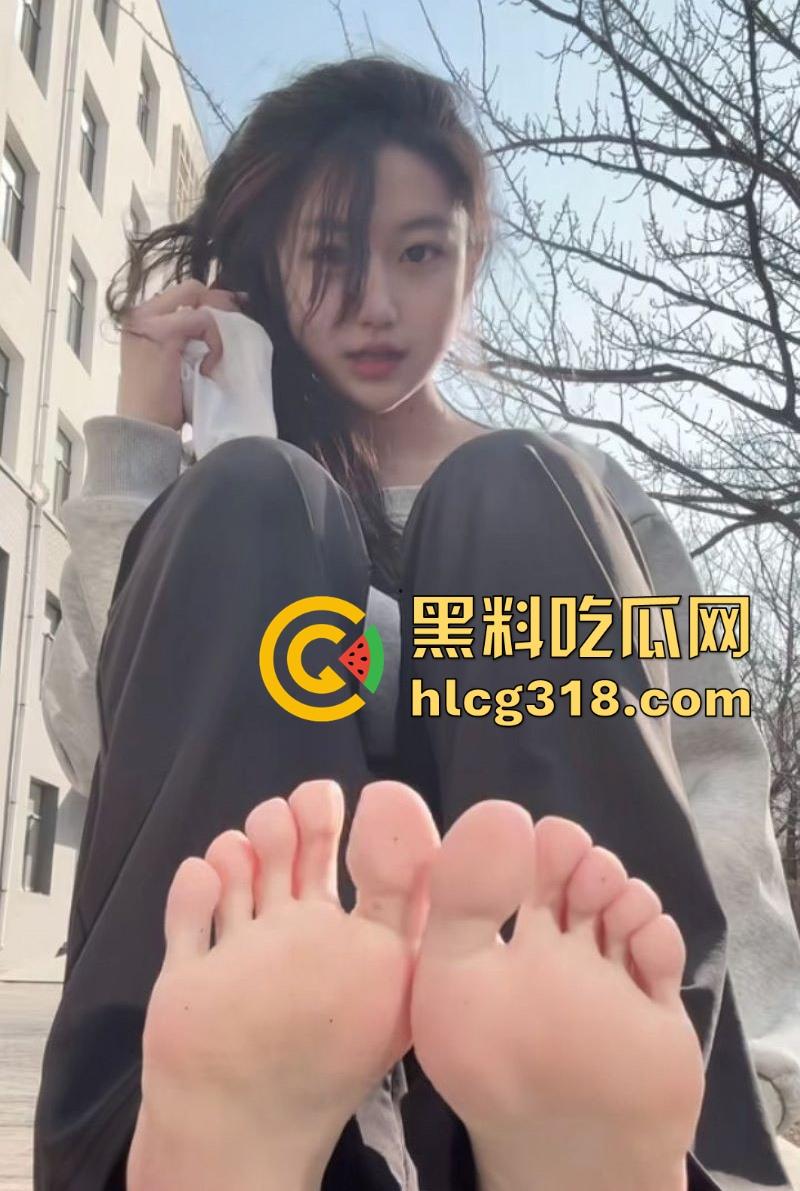 高颜值福利姬【小佳甜心】裸足擦边福利,纤美玉足撩人,散发淫荡气息,每一帧都勾人无比。-8
