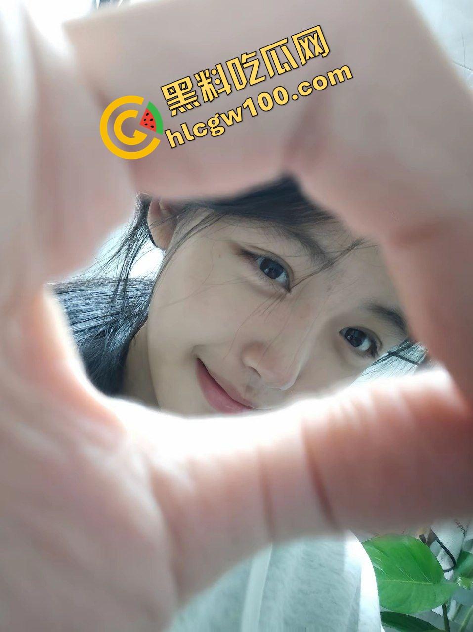 重庆三峡学院顶级清纯嫩妹反差小骚货『谭怡怡』白皙身躯全裸约炮金主 小嘴口交含龟头!独家原创曝光流出!-1